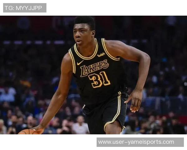 托马斯布莱恩特高效表现8投6中三分球全中贡献15分7篮板2盖帽