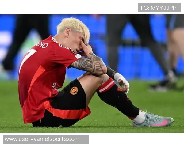 加纳乔单刀失机引发怒火捶草皮表情失落惹人关注 加纳乔单刀失机引发怒火捶草皮表情失落惹人关注