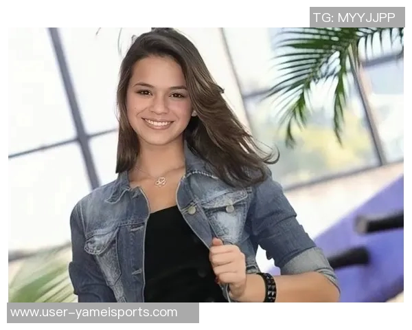 内马尔与女友布鲁娜携手庆祝圣诞节温馨合照中抱着两个可爱女儿